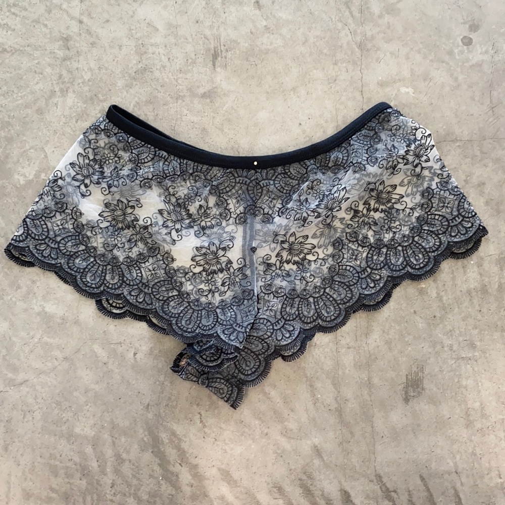 Black lace short